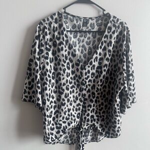 BUNDLE ONLY - 2+ ITEMS

Leopard Print Wrap Top - Black and Gray